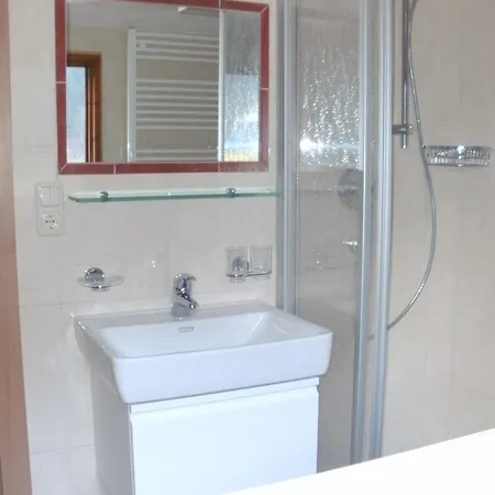 裴森里贾纳酒店 3*